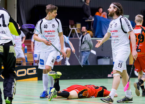 Wibaxs Jonas Strandelin ligger på golvet