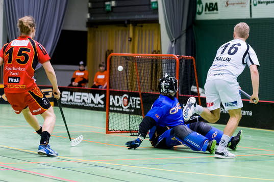 Täbys Dennis Wallin gör 3-4 bakom Wibaxs målvakt John