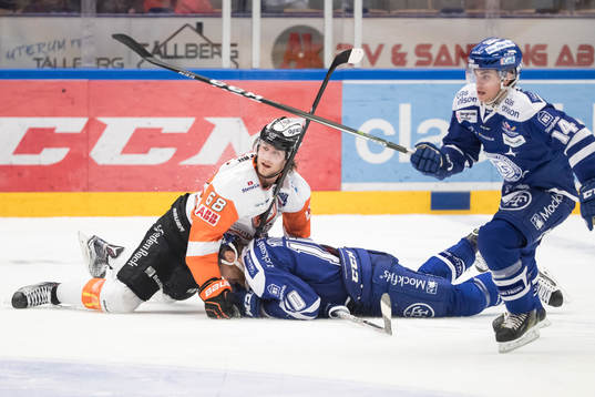 Karlskronas Daniel Gunnarsson trycker ner Leksands Mattias