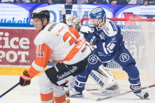 Leksands Mattias Ritola framför Karlskronas målvakt