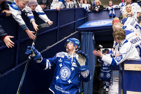 Leksands Joe Piskula på väg in till andra perioden i