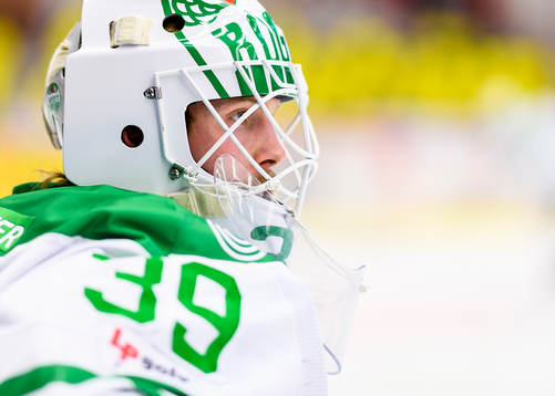 Rögles målvakt Anders Lindbäck på uppvärmningen