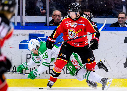 Luleås Oscar Engsund tacklar Rögles Sebastian Collberg