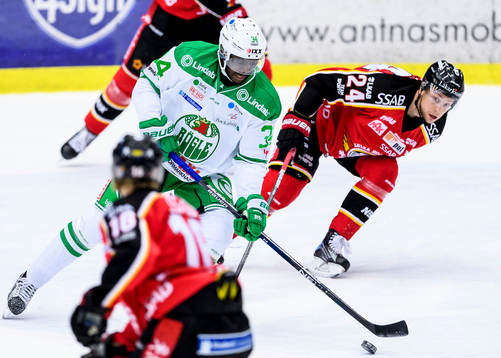 Rögles Edwin Hedberg med pucken