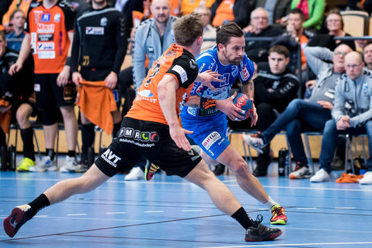 Kristianstads Tim Sörensen jagar Skövdes Rasmus Wremer