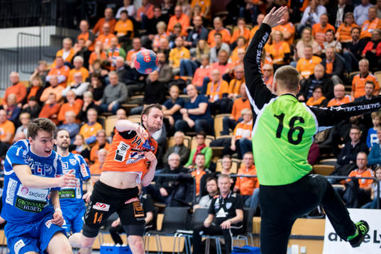 Kristianstads Viktor Hallén skjuter in bollen bakom
