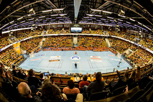 Kristianstads Arena med ungdoms sektionen uppställda på