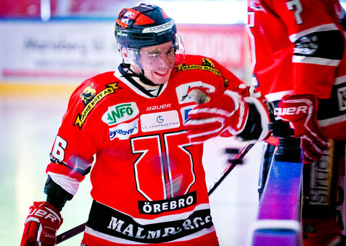 Örebros Greg Squires puttar ned uppvärmningspuckarna