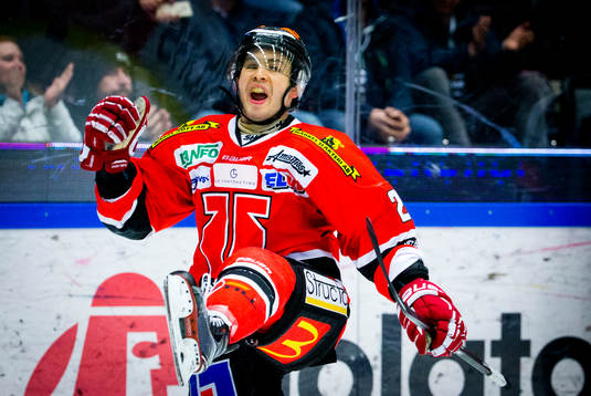 Örebros Greg Squires gör 1-1 och jublar