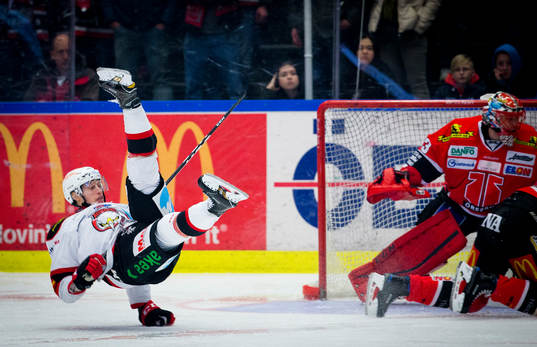 Malmö Redhawks Robin Alvarez faller