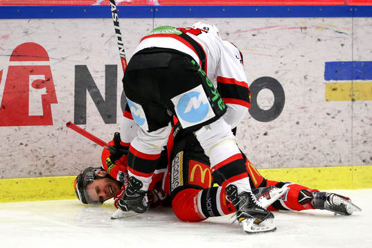 Malmö Redhawks Nichlas Hardt trycker ner Örebros