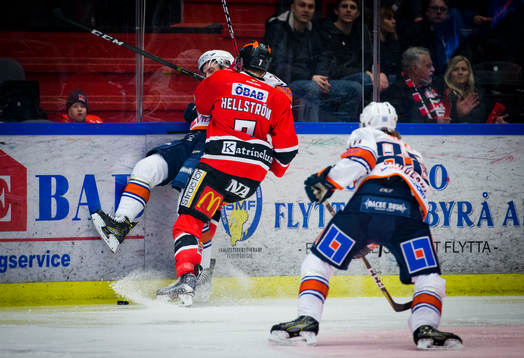 Örebros Alexander Hellström tacklar omkull Växjös