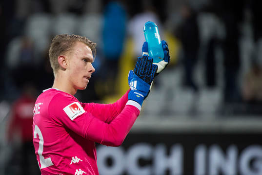 IFK Göteborgs målvakt Pontus Dahlberg tackar publiken