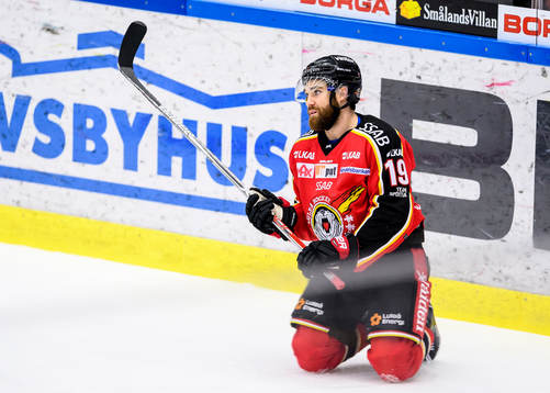 Luleås Jacob Lagacé knäståendes på isen