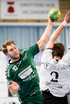 OV Helsingborgs Niclas Närenborn skjuter mellan händer