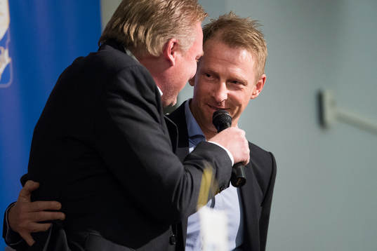Fredrik Larsson, sjukgymnast, tackas av tränare Jörgen