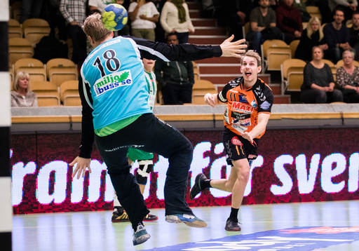 Hammarbys målvakt Robin Hallberg släpper förbi ett skott