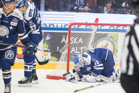 Leksands målvakt Atte Engren och Eric Castonguay deppar