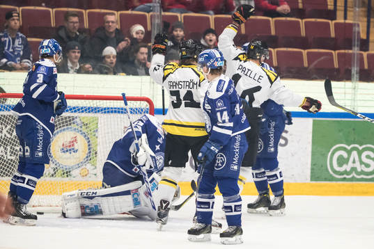Leksands Daniel Bertov målvakt Atte Engren och Oskar Lang