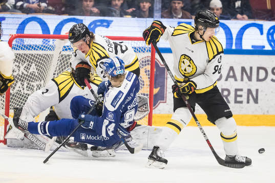 Leksands Isak Skedung faller framför Brynäs målvakt