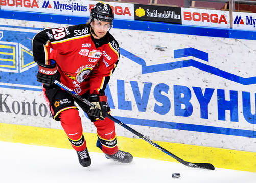 Luleås Viktor Grahn med pucken