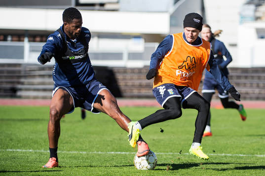 Abdul Razak och Patrik Karlsson Lagemyr tränar med IFK