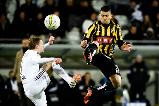 s Johan Blomberg och Häckens Paulinho