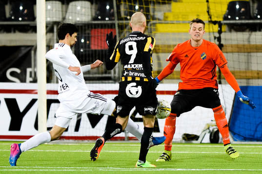 s Jesper Nyholm och målvakt Oscar Linnér förvarar mot