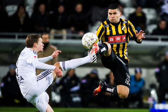 s Johan Blomberg i kamp om bollen med Häckens Paulinho
