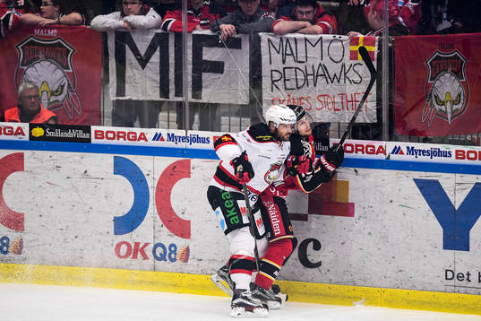 Malmö Redhawks Noah Welch tacklar Luleås Einar Emanuelsson