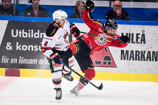 Malmö Redhawks Frederik Storm tacklar Luleås Craig Schira