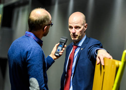 Luleås tränare Petter Lasu Nilsson deppar medans han