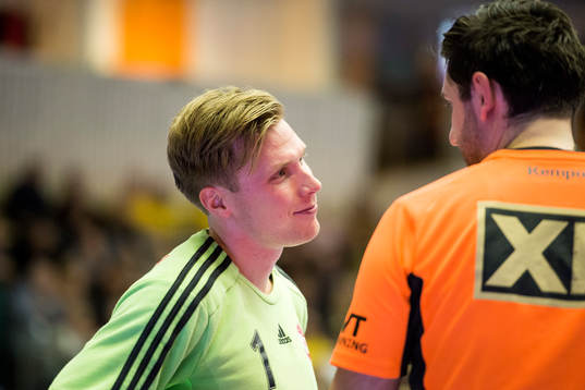 Ricohs målvakt Pontus Espling i samtal med domaren
