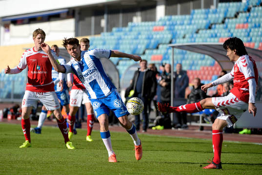 IFK Göteborgs Mads Winther Albaek och Kalmars Emin Nouri