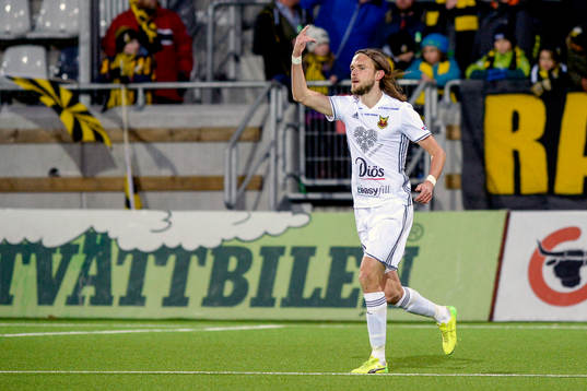 Östersunds Tom Pettersson jublar