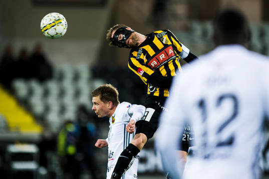 Östersunds Johan Bertilsson i nickduell med Häckens