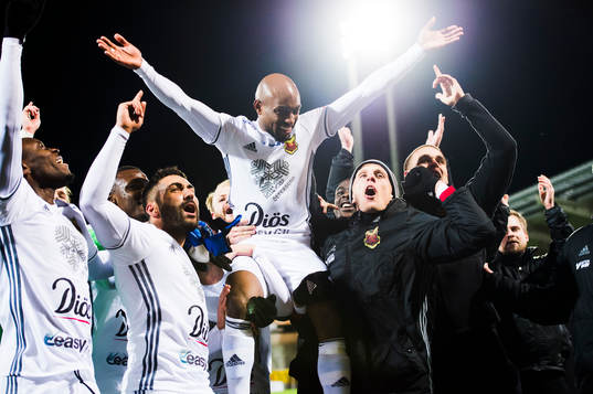 Östersunds spelare lyfter Fouad Bachirou och jublar