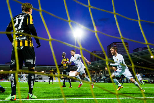 Östersunds Douglas Bergqvist och Dennis Widgren  jublar