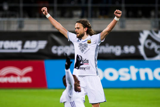 Östersunds Tom Pettersson och Samuel Mensiro jublar med