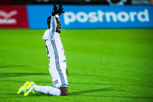 Östersunds Samuel Mensiro jublar med Saman Ghoddos