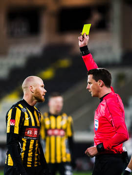 Häckens Alexander Farnerud varnas av domare Andreas Ekberg