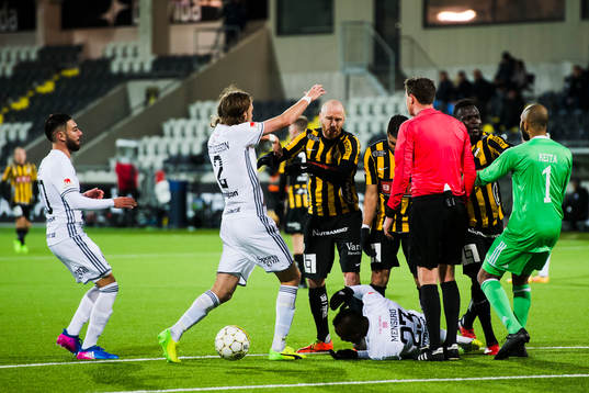 Östersunds Gabriel Somi och Tom Pettersson  diskuterar med