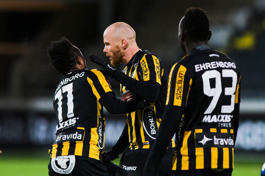 Häckens Nasiru Mohammed håller undan Alexander Farnerud