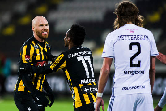 Häckens Nasiru Mohammed håller undan Alexander Farnerud