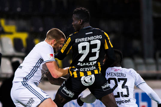 Östersunds Douglas Bergqvist i nickduell med Häckens