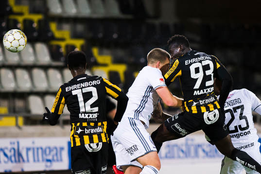 Östersunds Douglas Bergqvist i nickduell med Häckens