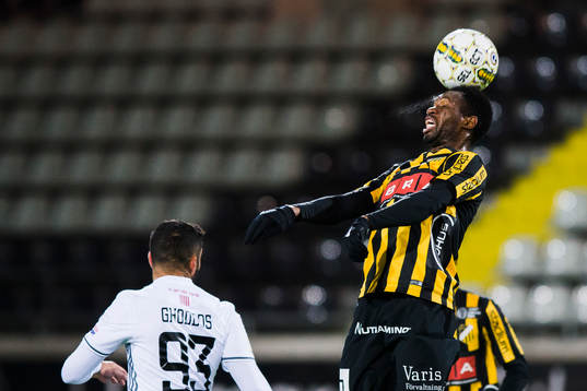 Östersunds Saman Ghoddos ser Häckens Mohammed Abubakari