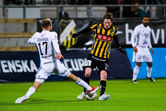 Östersunds Curtis Edwards och Häckens Erik Friberg i kamp