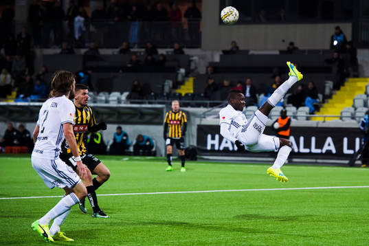 Östersunds Samuel Mensiro rensar bollen