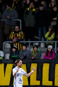 Östersunds Tom Pettersson  jublar